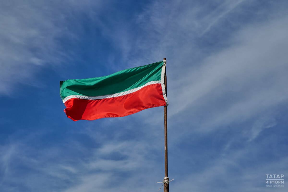 Флаг Татарстана развевается на фоне голубого неба